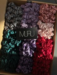 Muru saténová gumička - DÁREK NAD 500kč